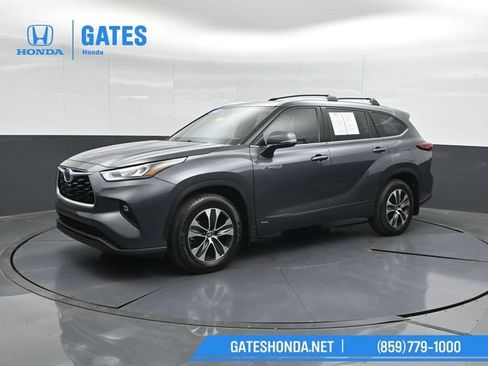 Used 2020 Toyota Highlander XLE AWD/4WD image 6