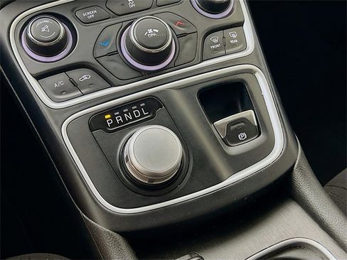 Used 2015 Chrysler 200 Limited image 19