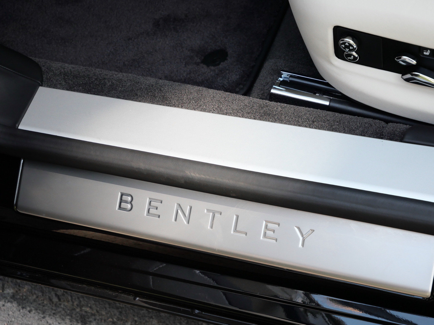 Used 2023 Bentley Flying Spur Plug-In Hybrid AWD/4WD image 18