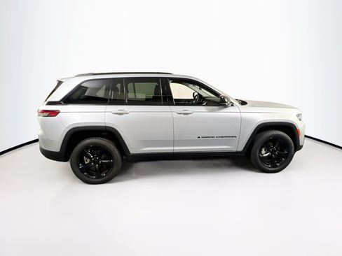 Used 2023 Jeep Grand Cherokee Limited w/ Black Appearance Package AWD/4WD image 4