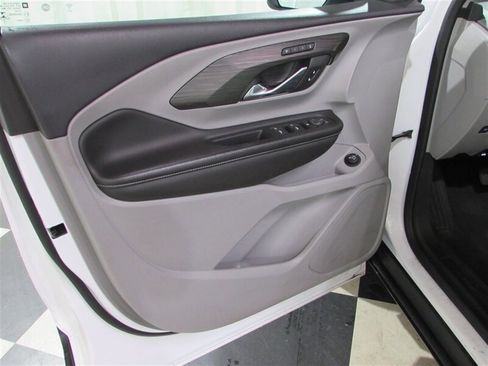 Used 2023 GMC Terrain SLT image 11