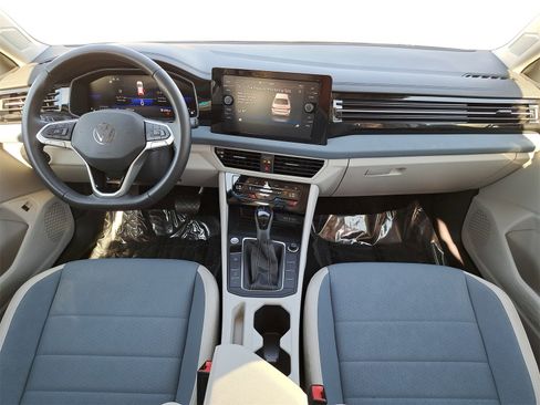 Certified 2025 Volkswagen Jetta SE w/ Sunroof Package image 9