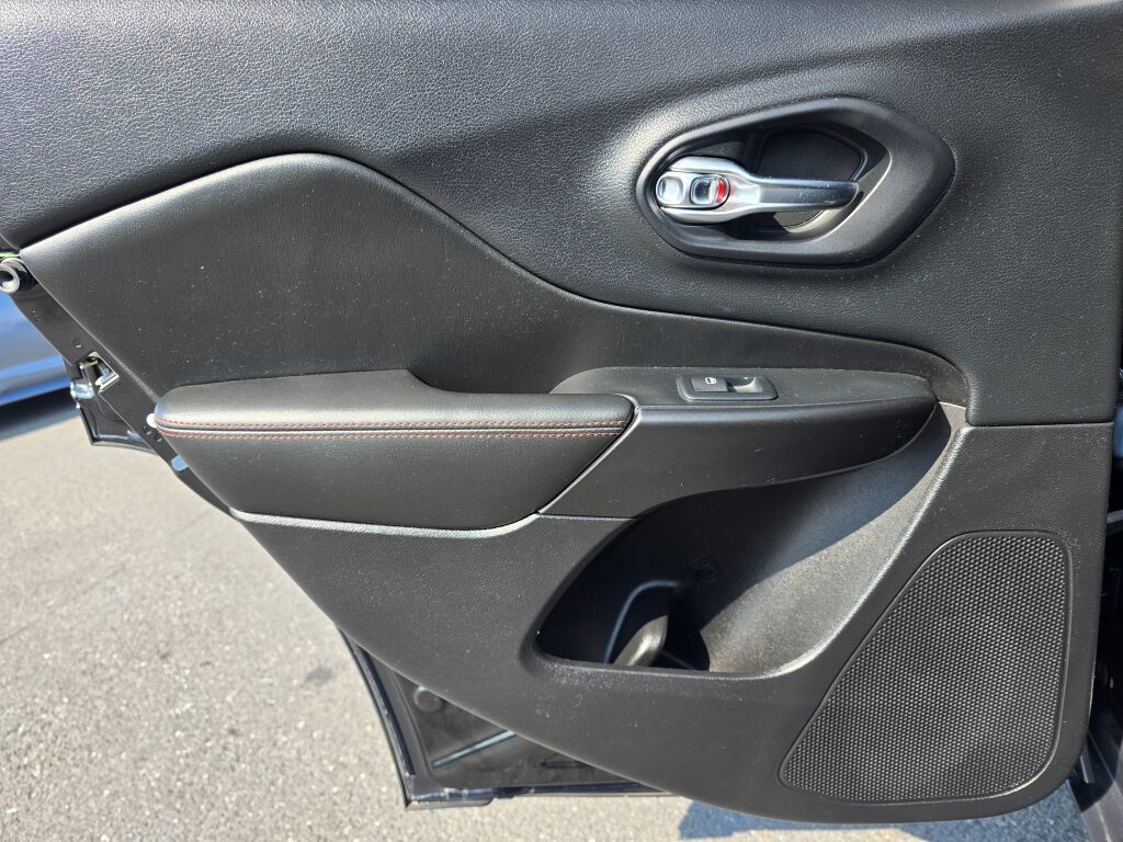 Used 2019 Jeep Cherokee Trailhawk AWD/4WD image 18