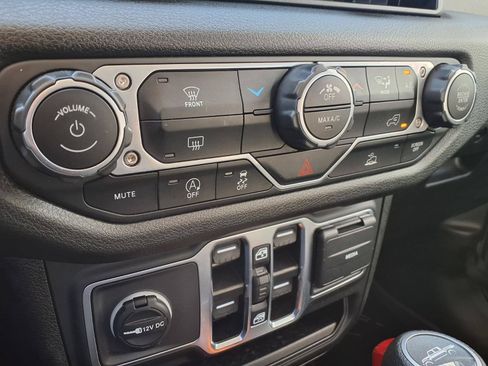 Used 2024 Jeep Gladiator Sport AWD/4WD image 18