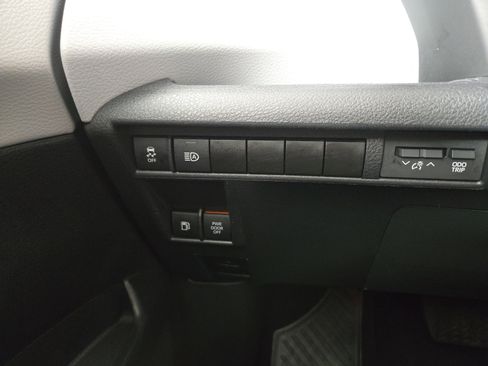 Used 2025 Toyota Sienna LE image 28