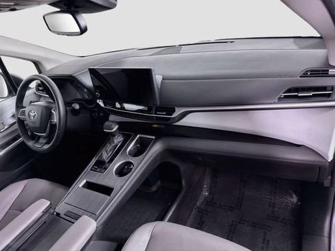 Certified 2025 Toyota Sienna XLE FWD image 32