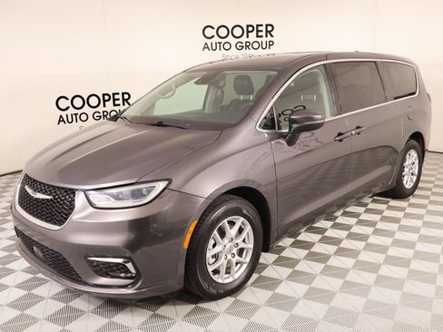 Used 2023 Chrysler Pacifica Touring-L FWD image 9