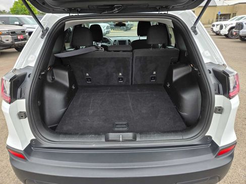 Used 2019 Jeep Cherokee Latitude w/ Popular Appearance Group AWD/4WD image 14