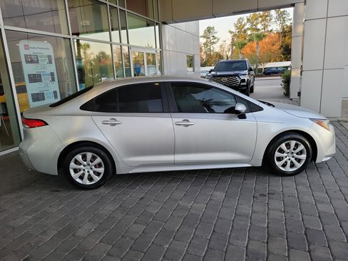 Used 2022 Toyota Corolla LE image 4