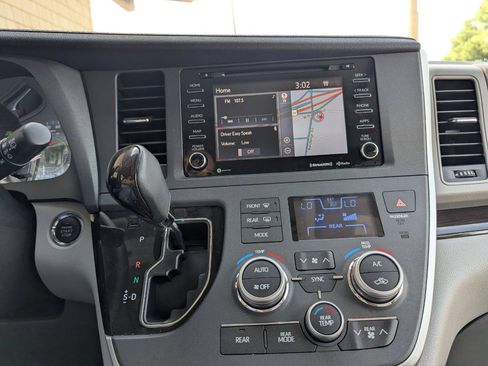 Used 2020 Toyota Sienna XLE w/ XLE Navigation Package FWD image 15