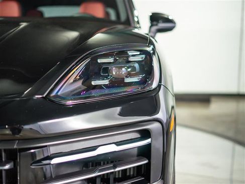 Certified 2026 Porsche Cayenne AWD/4WD image 10