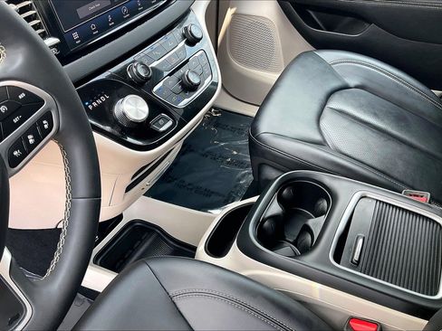Used 2024 Chrysler Pacifica Touring-L FWD image 22