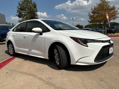 Used 2025 Toyota Corolla LE FWD image 4