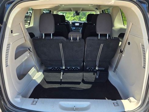 Used 2023 Chrysler Voyager LX FWD image 10