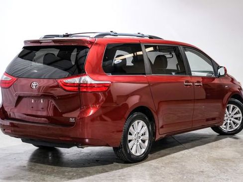 Used 2017 Toyota Sienna XLE Premium image 10