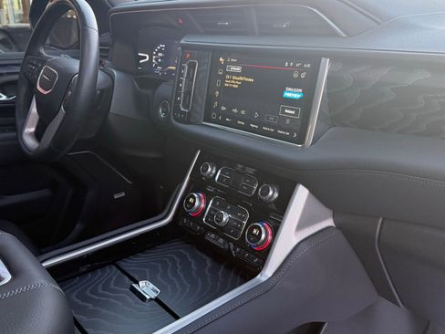 Used 2024 GMC Yukon XL Denali w/ Advanced Technology Package image 18