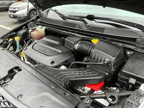 Used 2023 Chrysler Pacifica Touring FWD image 6