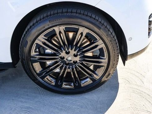 New 2025 Land Rover Range Rover SE image 9