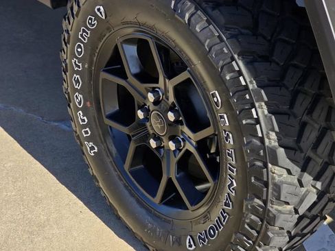 Used 2025 Jeep Gladiator Sport AWD/4WD image 8