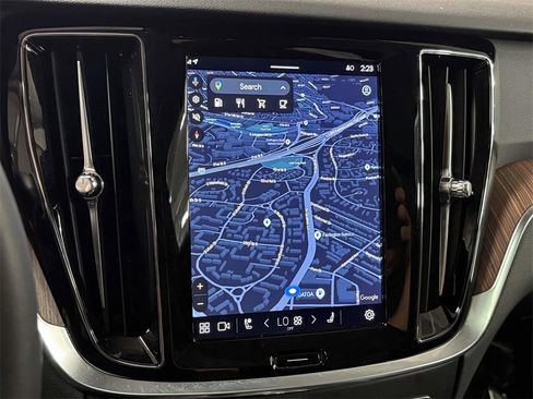 Used 2025 Volvo V60 B5 Cross Country Plus image 6