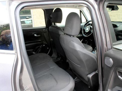 Used 2018 Jeep Renegade Altitude w/ UConnect 8.4 Nav Group image 15