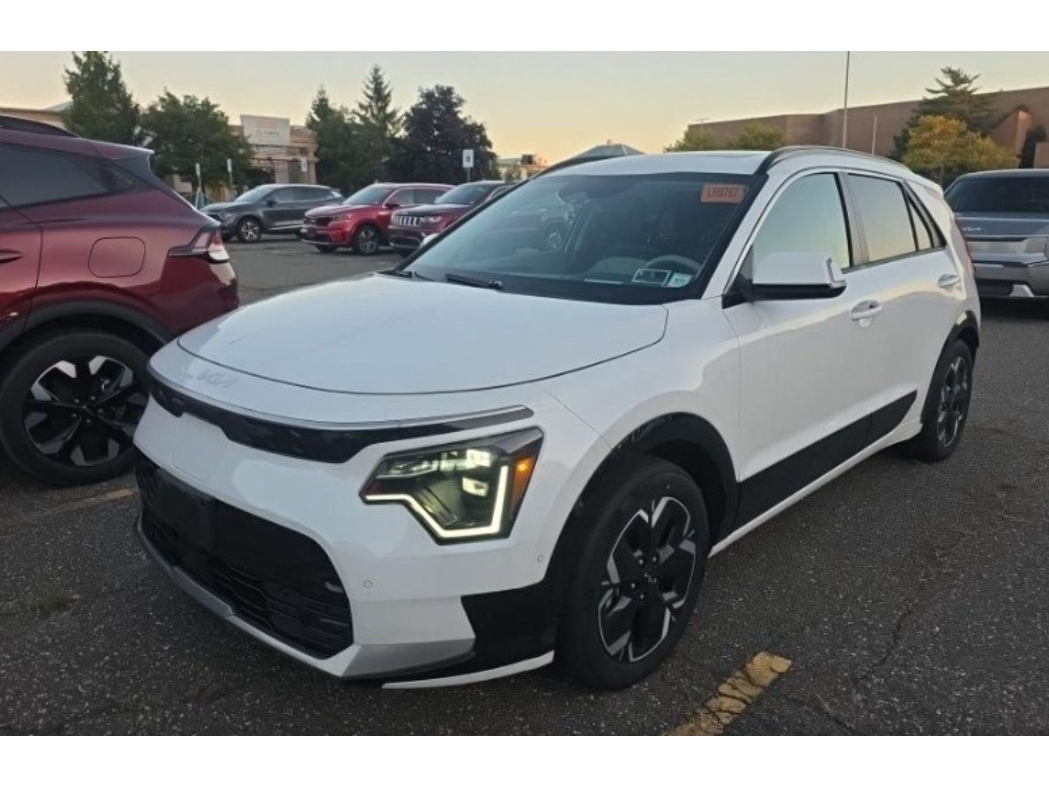 Used 2023 Kia Niro Wave w/ Wave Preserve Package FWD image 1