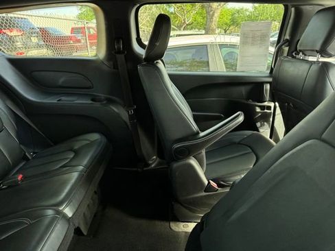 Used 2024 Chrysler Pacifica Select image 5