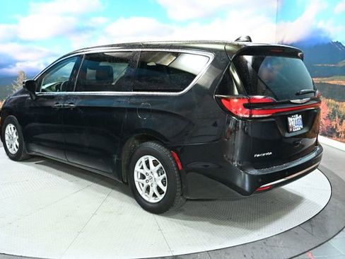 Used 2023 Chrysler Pacifica Touring-L image 6