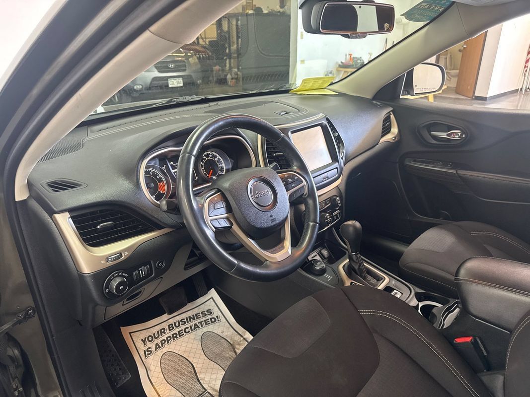 Used 2015 Jeep Cherokee Latitude AWD/4WD image 8