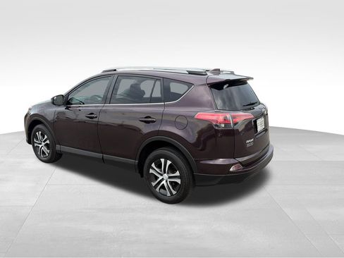 Used 2018 Toyota RAV4 LE FWD image 4