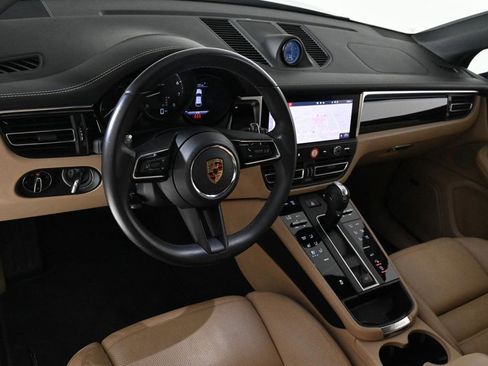 Certified 2024 Porsche Macan image 4