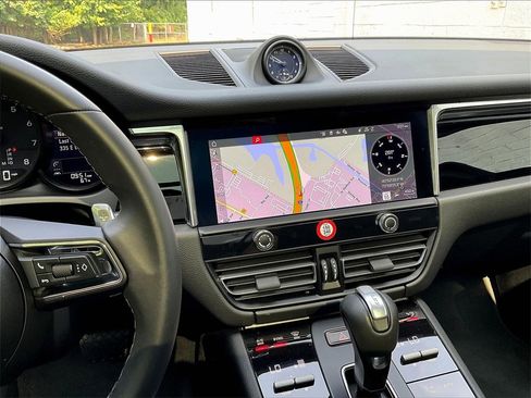 Certified 2025 Porsche Macan image 10