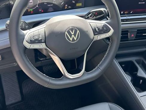 New 2026 Volkswagen Tiguan SE FWD image 8