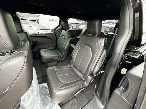 New 2026 Chrysler Pacifica Select image 26