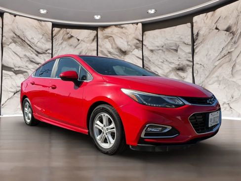 Used 2018 Chevrolet Cruze LT w/ Convenience Package FWD image 3