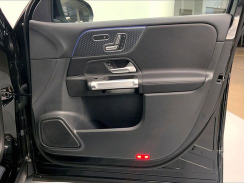 Used 2025 Mercedes-Benz GLB 250 image 9