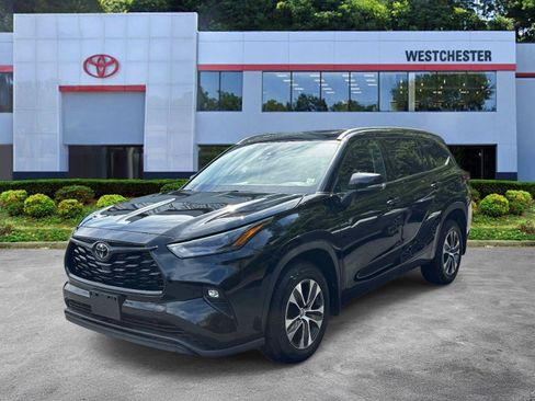 Used 2022 Toyota Highlander XLE AWD/4WD image 4