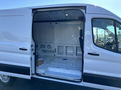 Used 2023 Ford E-Transit Medium Roof image 17