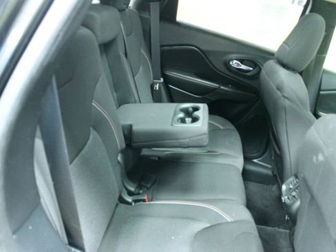 Used 2016 Jeep Cherokee Latitude AWD/4WD image 11