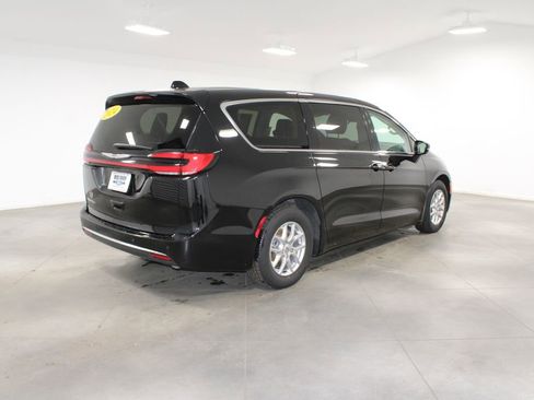 Used 2024 Chrysler Pacifica Touring-L image 9