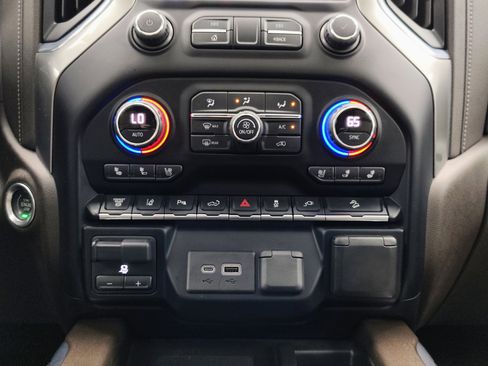 Used 2021 Chevrolet Silverado 2500 LTZ w/ LTZ Premium Package image 46