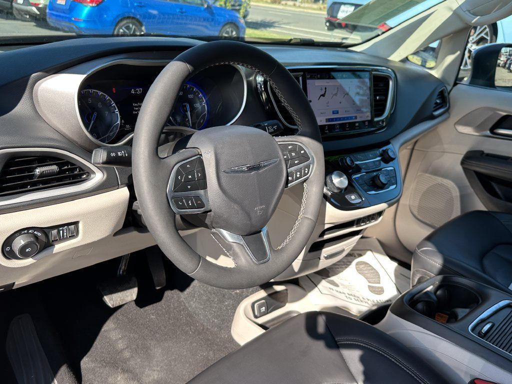 Used 2023 Chrysler Pacifica Touring-L FWD image 22