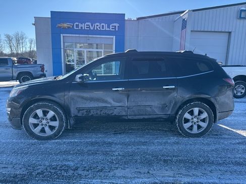 Used 2017 Chevrolet Traverse LT w/ Style and Technology Package image 2