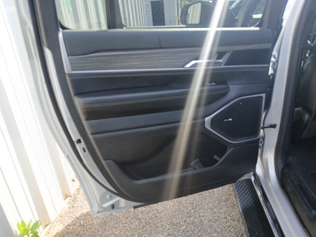 Used 2024 Jeep Wagoneer L Series II AWD/4WD image 23