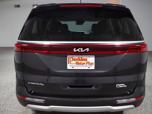 Used 2024 Kia Carnival LX image 8