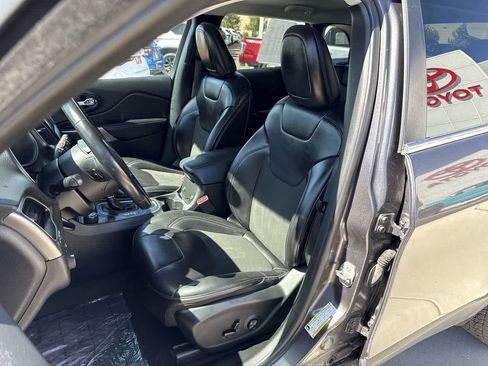 Used 2019 Jeep Cherokee Latitude Plus w/ Comfort/Convenience Group AWD/4WD image 11