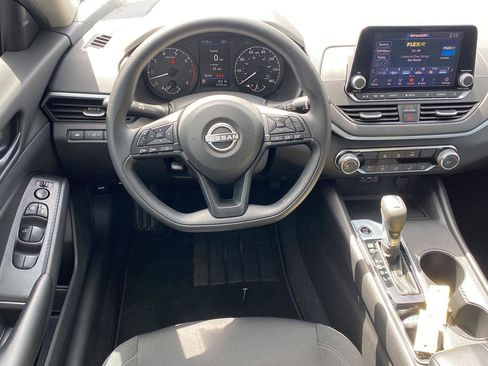 Used 2025 Nissan Altima 2.5 S FWD image 9