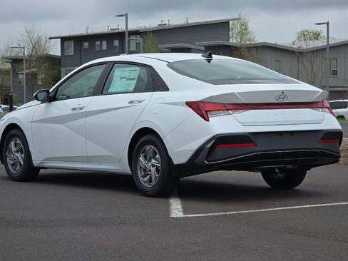 Used 2025 Hyundai Elantra SE image 5