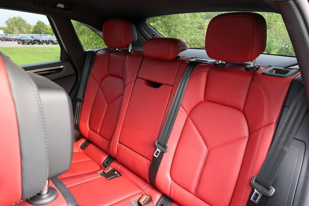 Certified 2026 Porsche Macan AWD/4WD image 33