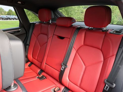 Certified 2026 Porsche Macan AWD/4WD image 33